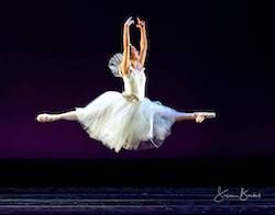 La bailarina del City Ballet of Cleveland Adrienne Chan en