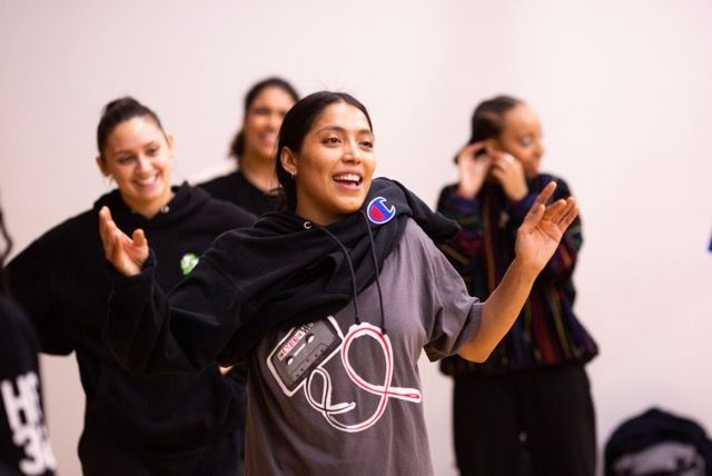 Lily Frias: Ένας ελικοειδής δρόμος χορού, που αντιπροσωπεύει και καινοτομεί