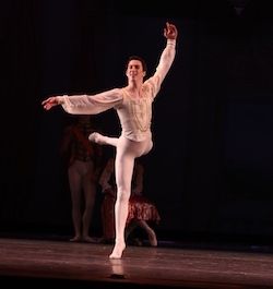 Andrew Vecseri su Hiustono baleto akademija. Nuotrauka mandagumo Vecseri.