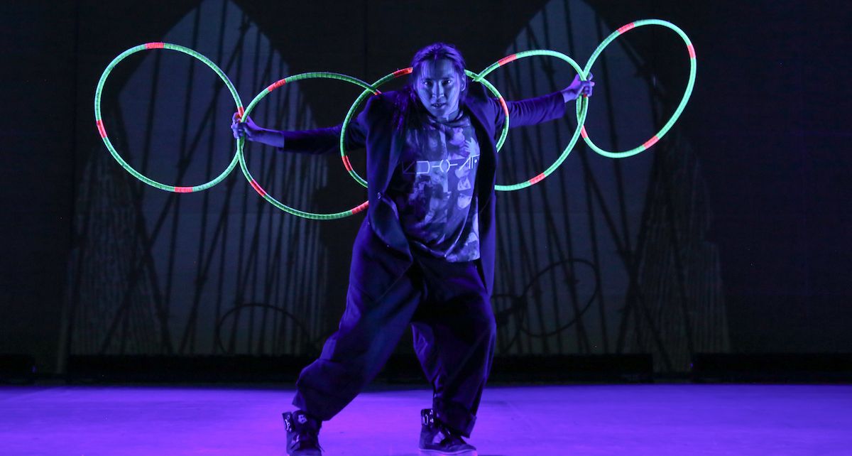 Brooklyn Balesi'nde Şampiyon Kızılderili çember dansçısı Nakotah LaRance