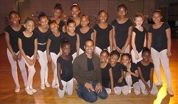 Aubrey Lynch Harlemin taidekorkeakoulun tanssiopiskelijoiden kanssa