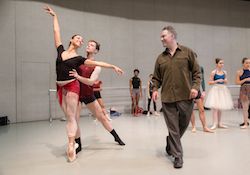 Jean-Pierre Bonnefoux entisten tanssijoiden Melissa Anduizan ja David Morsen kanssa. Kuva Jeff Cravotta.