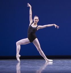 Klusā okeāna ziemeļrietumu baleta galvenā dejotāja Elizabete Mērfija Agonā, Džordža Balanšīna horeogrāfija, The George Balanchine Trust autortiesības. Fotoattēls: Angela Sterling.
