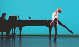 Leroy Mokgatle (aur) la Concursul Internațional de Balet Genée. Fotografie de Elliott Franks și Royal Academy of Dance.