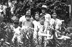 Kangų šeima pozuoja Del Monte plantacijoje, kurioje dirbo. Nuotrauka mandagumo DTSBDC.