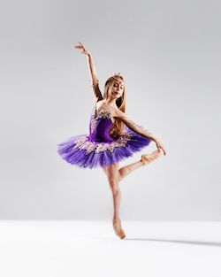 Emma Jane Sias. Angelo Tisdale'o šokio meno nuotrauka.
