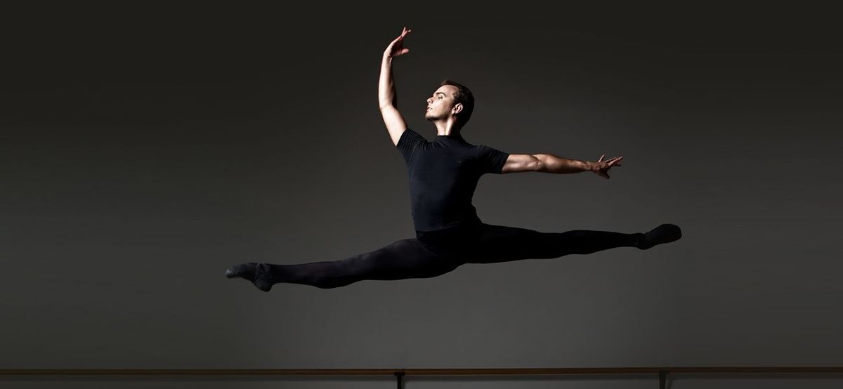 Kvinslando baleto pagrindinis šokėjas Viktoras Estevezas. Fotografas Davidas Kelly