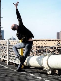 Jon Ole Olstad prie Bruklino tilto. Nuotrauka mandagumo Olstad.