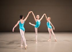 Alunos da Elmhurst Ballet School. Foto de Andrew Ross.