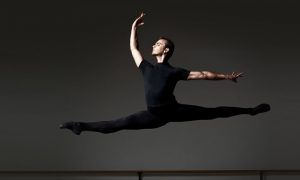 Glavni plesač baleta Queenslanda Victor Estevez. Fotograf David Kelly