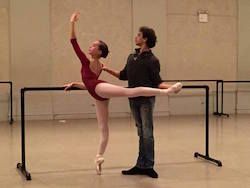 Andrejus Vassiljevas su studentu. Vassiljevo meno baleto pastatymo nuotr.