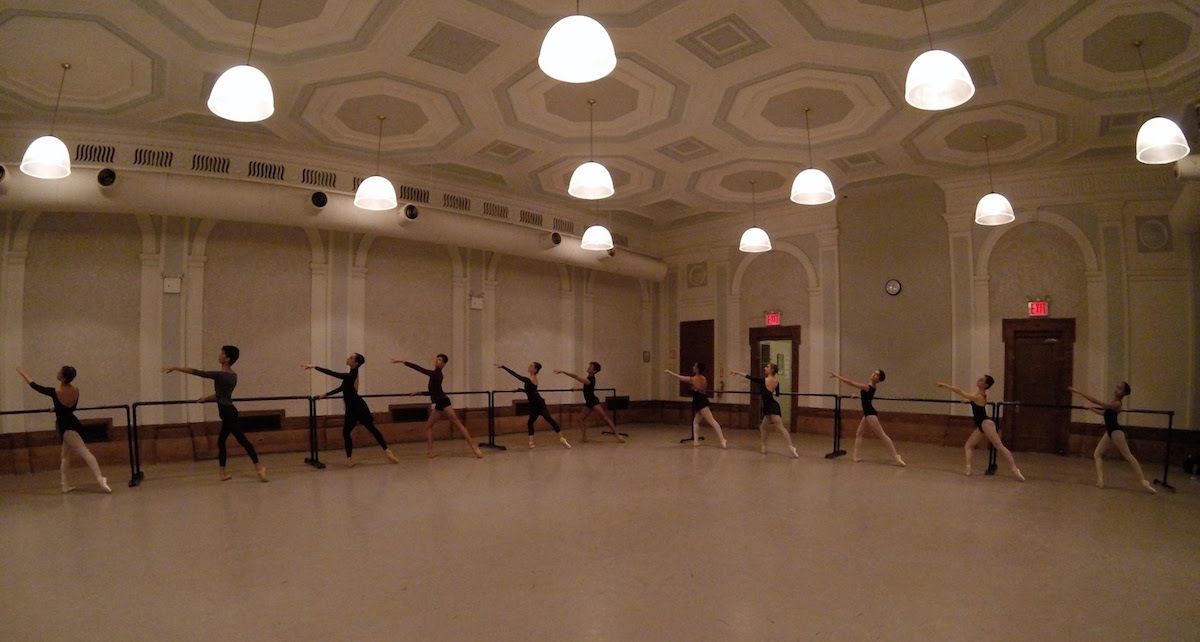 Vasiljeva klasiskā baleta akadēmija: jaunpienācējs NYC treniņu ainā