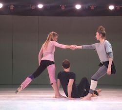 Sara Mearns, Gretchen Smith ja Jared Angle harjutavad Guggenheimis. Jodi Melnicki koreograafia. Foto viisakalt Melnick.