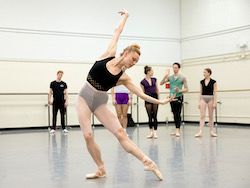 Sara Mearns y Joshua Bergasse sobre cómo es amar a una bailarina