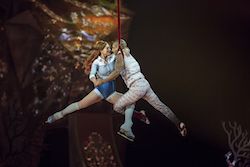 Nobahar Dadui (izquierda) en Cirque du Soleil
