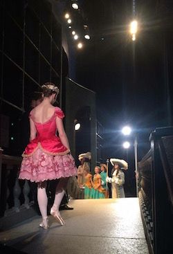 Cassandra Trenary lista para subir al escenario como Aurora. Foto de Tomoko Dunbar.