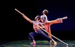 Саки Масуда с танцова компания Nai-Ni Chen. Снимка Джоузеф Вагнер.