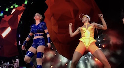 Winnie Chang danst rechts van Katy Perry tijdens een concert. Foto met dank aan Chang.