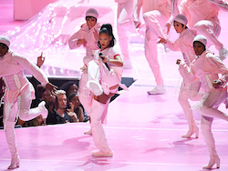 Winnie Chang แสดงร่วมกับ Rihanna สำหรับ ANTI World Tour ในปี 2559 ภาพโดย JEWEL SAMAD / Getty Images