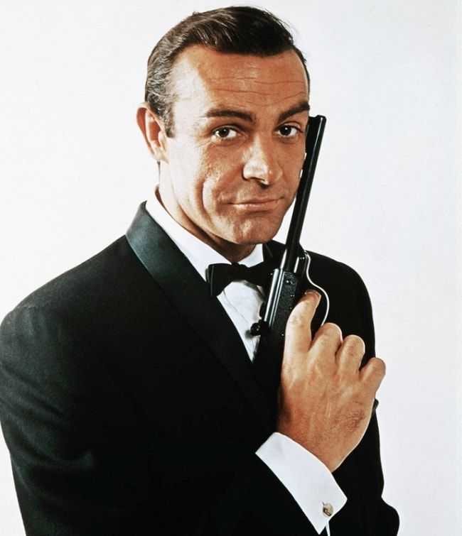 Sean Connery Bondként játszik