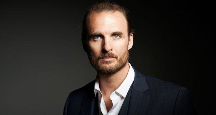 Greg Bryk (actor de televisión) Bio, Wiki, Años, Carrera, Valor neto, Películas, Altura, Relación