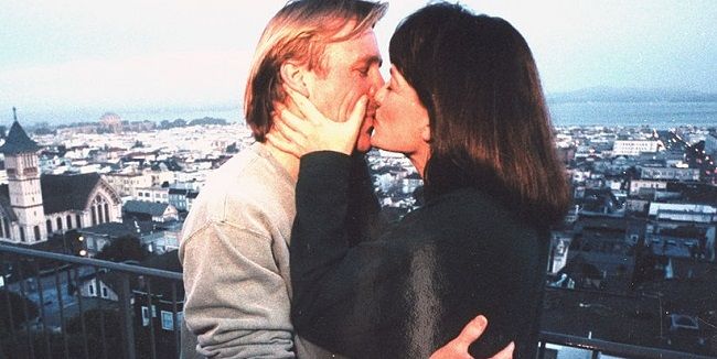ננסי סניידרמן מנשקת את בעלה