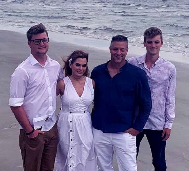 D’Andra Simmons con su esposo e hijos
