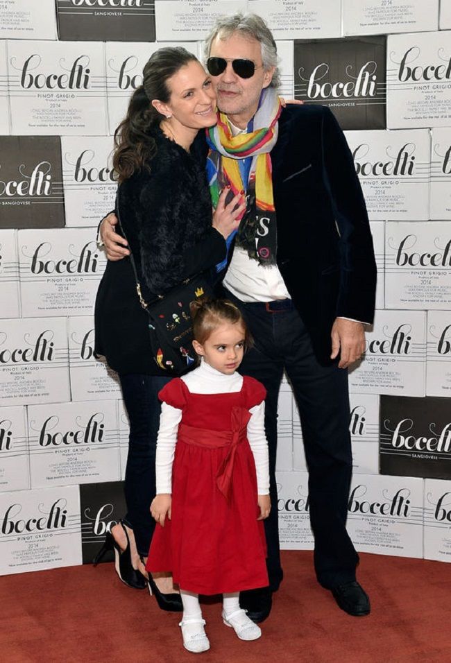 Andrea Bocelli ja Veronica Berti tyttärensä kanssa