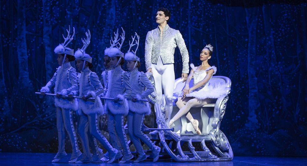 Театралност, забавление и хумор в Бостънския балет „Лешникотрошачката“ на Мико Нисинен