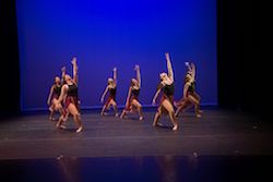 Танцова компания OnStage. Снимка от Мики Уест Фотография.