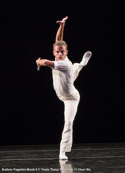 Chandra Kuykendall y artistas del Colorado Ballet en