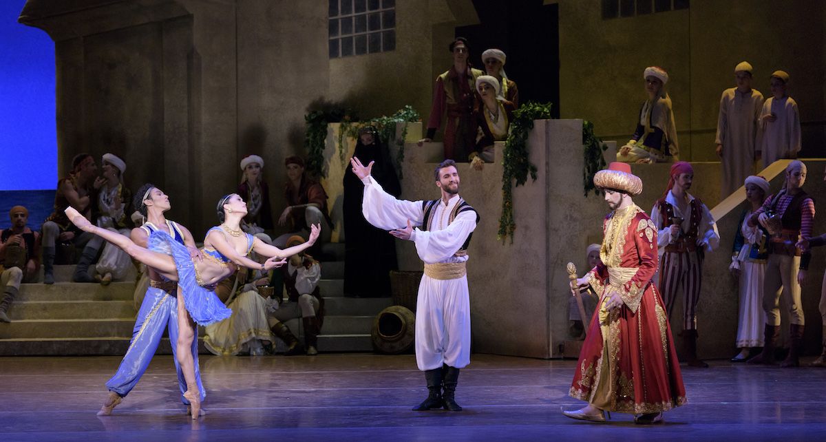 'Le Corsaire' iz bostonskega baleta: uravnoteženje zgodovine in spektakla