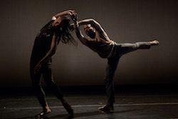 MIRAR. dançarinos Catherine Ellis Kirk e Jeremy Jae Neal em Bebe Miller