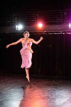 미뇰로 댄스. Andrew J. Mauney의 사진.