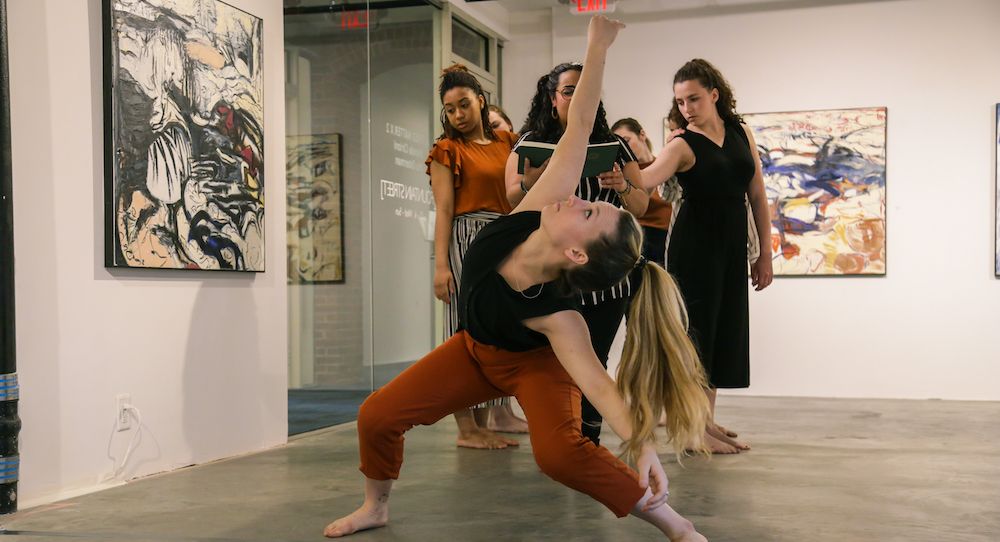 לרקוד בהקשר מרחבי: 'חול' של VLA Dance