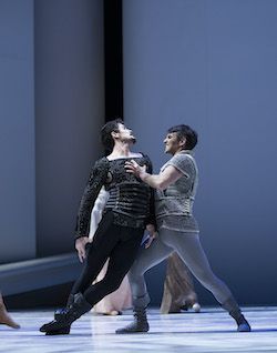 Ramiojo vandenyno šiaurės vakarų baleto vadovai Sethas Orza kaip Tybaltas ir Jonathanas Porretta kaip Mercutio Jean-Christophe Maillot