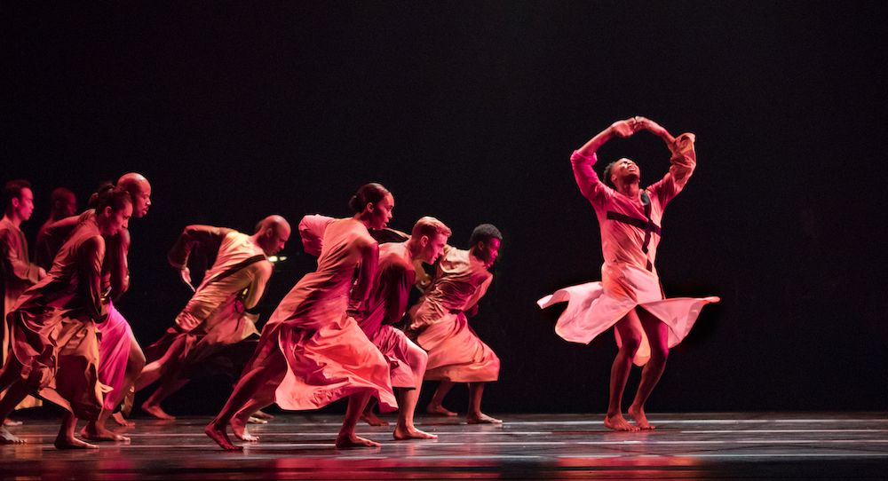 ”Julkinen mielenosoitus jumalallisesta sielusta” - Alvin Ailey American Dance Theatre City Centerissä