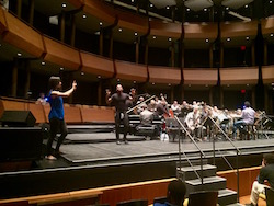 קלאודיה שרייר נותנת תווים לליל באק על הבמה עם ג'אז בתזמורת מרכז לינקולן. צילום באדיבות שרייר.