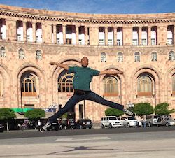 „David Dorfman Dance“ šokėjas Danté Brownas buvo paimtas pagrindinėje Jerevano aikštėje Armėnijoje per „David Dorfman Dance“ rezidenciją 2014 m. Gegužę „DanceMotion USA“. Nuotrauka mandagumo David Dorfman Dance.
