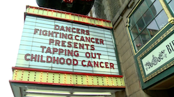 Tapping Out Cancerhood Cancer v Alabame Theatre. Foto s láskavým dovolením rodiny Swader.