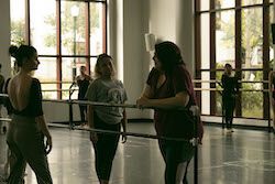 Rachel Brown geeft les aan de Montclair State University. Foto door Teresa Marie Dejesus-Gomez.