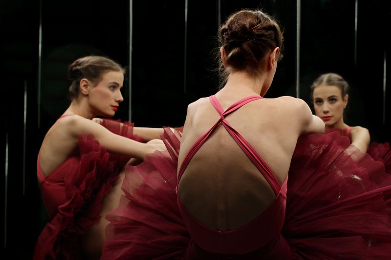 El espejo del estudio de danza: Reflexión vs.Reflejo