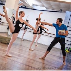Metjū Preskots (pa labi). Foto pieklājīgi no Prescott: Joffrey Ballet School.