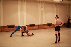 Sheena Annalize (paremal) koos Kaasaegse Balleti tantsijatega. Foto autor: Noel Valero.