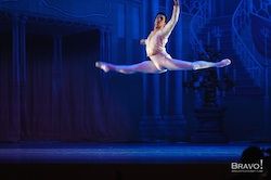 Carlos López en una de sus muchas visitas de Cascanueces con Evansville Ballet. Foto de Bravo Photo Art.