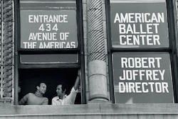 Robert Joffrey i Gerald Arpino na prozoru baletne škole Joffrey, Fotografija ljubaznošću JBS-a